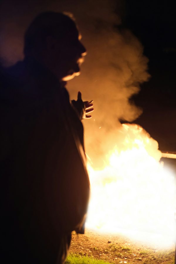 Alfred Nilsson står framför ett hav av eld