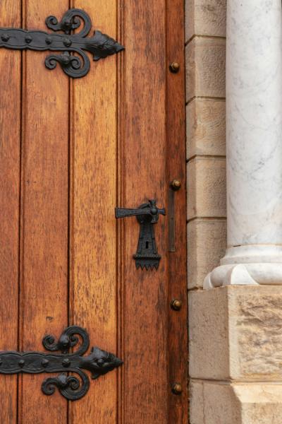 Gångjärn på stor trädörr