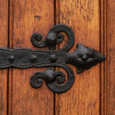 Smitt gångjärn på trädörr