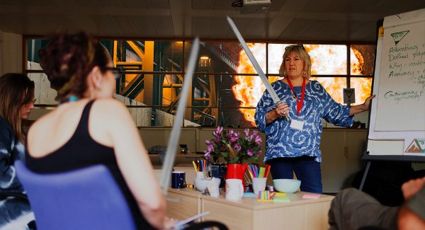 Skolklass på en föreläsning om svärd